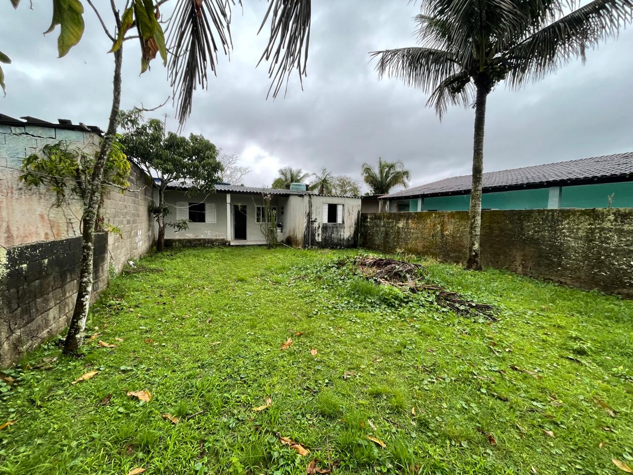 CASA NO SAN MARCUS - ITANHAÉM - LADO MORRO - 500 METROS DA RODOVIA