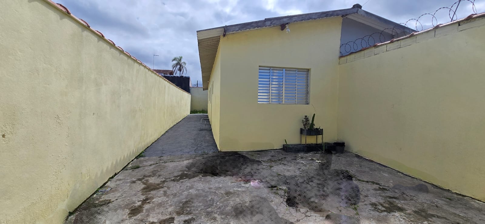 CASA NA ESTÂNCIA SÃO PEDRO - ITANHAÉM - LADO MORRO - 100 METROS DA RODOVIA