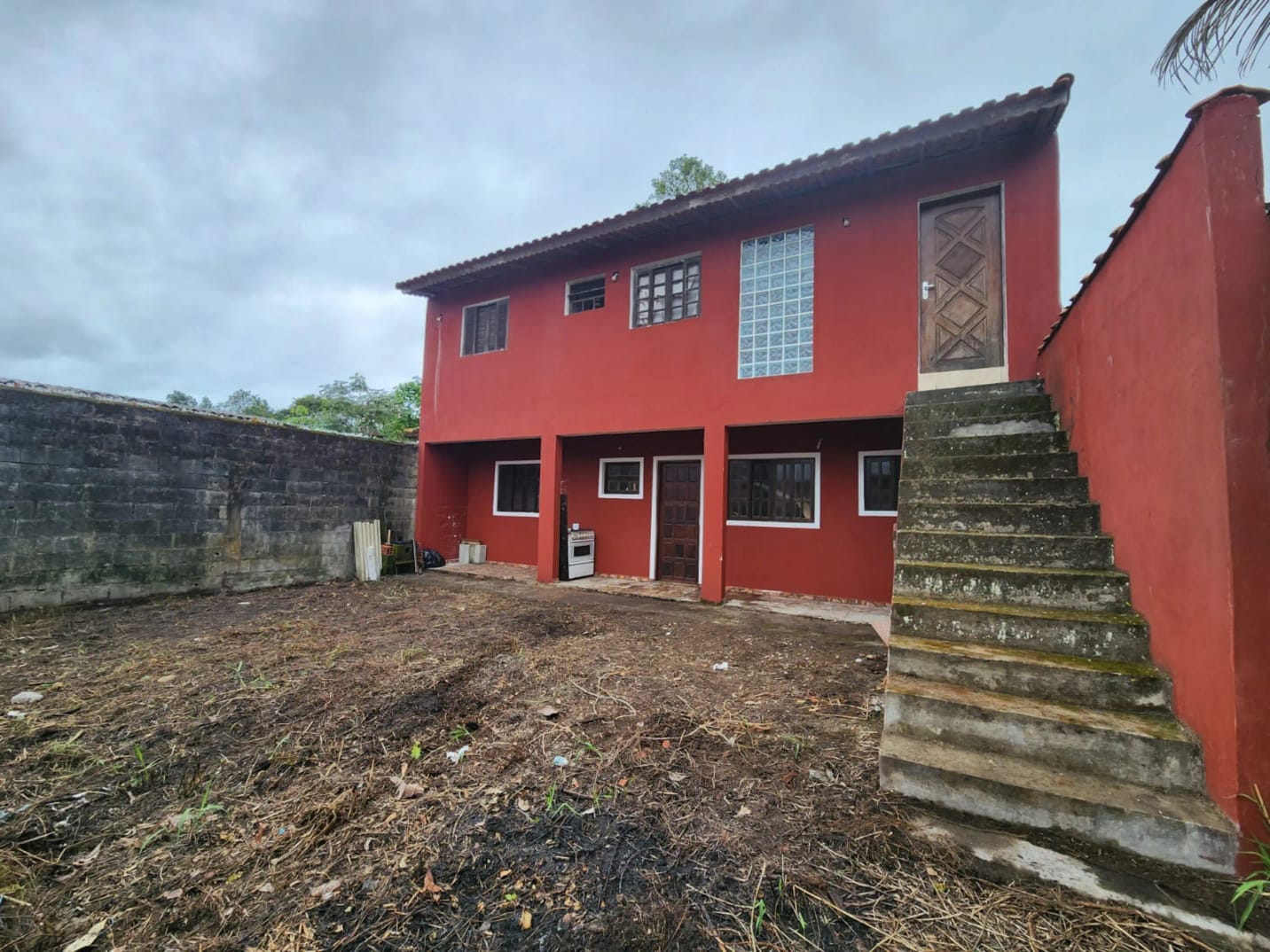 CASA NO JD. GUACYRA - ITANHAÉM - LADO MORRO - 300 METROS DA RODOVIA